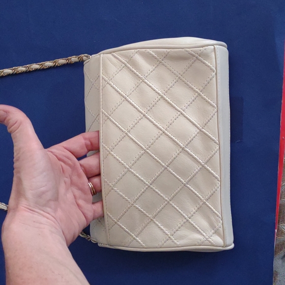 Saks Fifth Avenue vintage cream quilted  Leather Crossbody Bag with chain handle - Picture 5 of 11